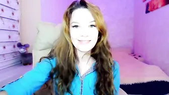 itslunaday cuteface posing on webcam