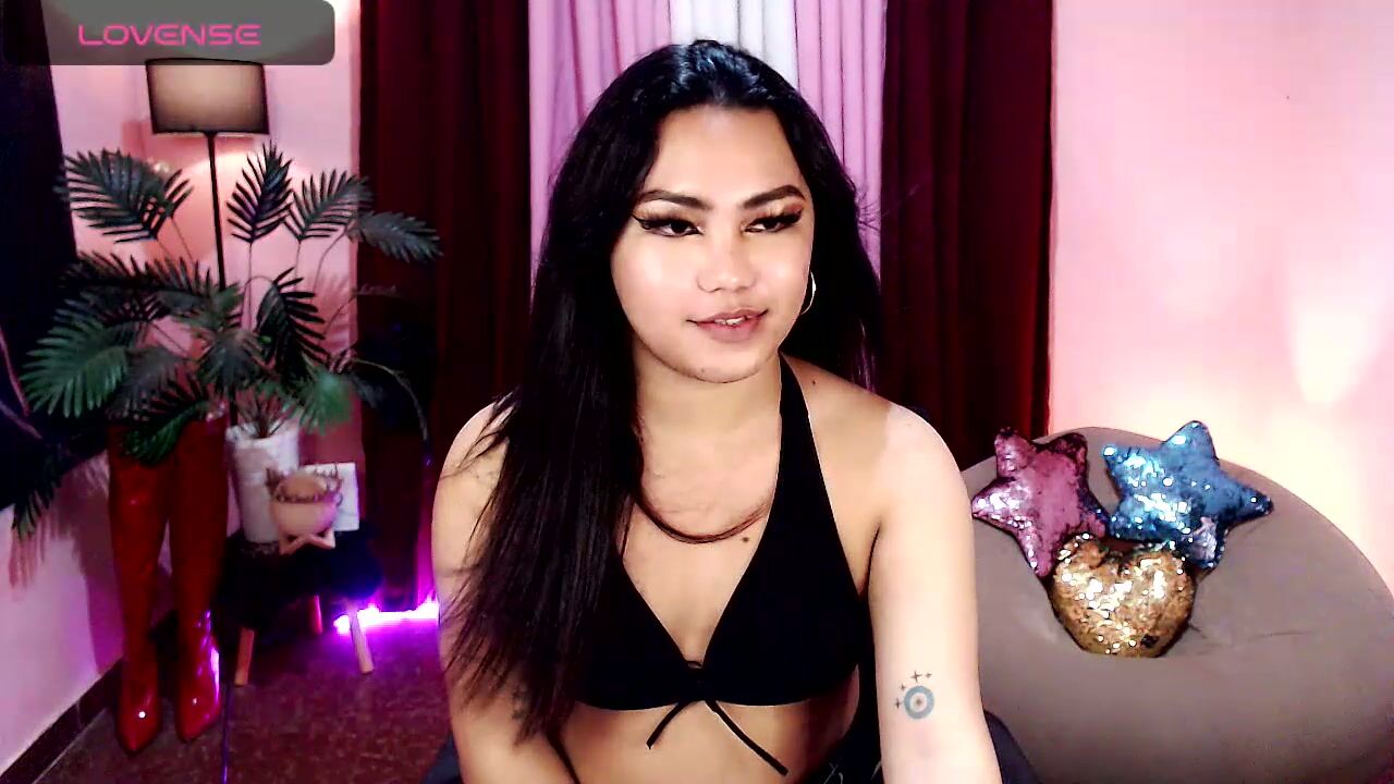 Itsmesianaa29 drink posing on cam