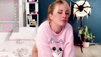 super_peach_stream posing on webcam 30-Oct-25