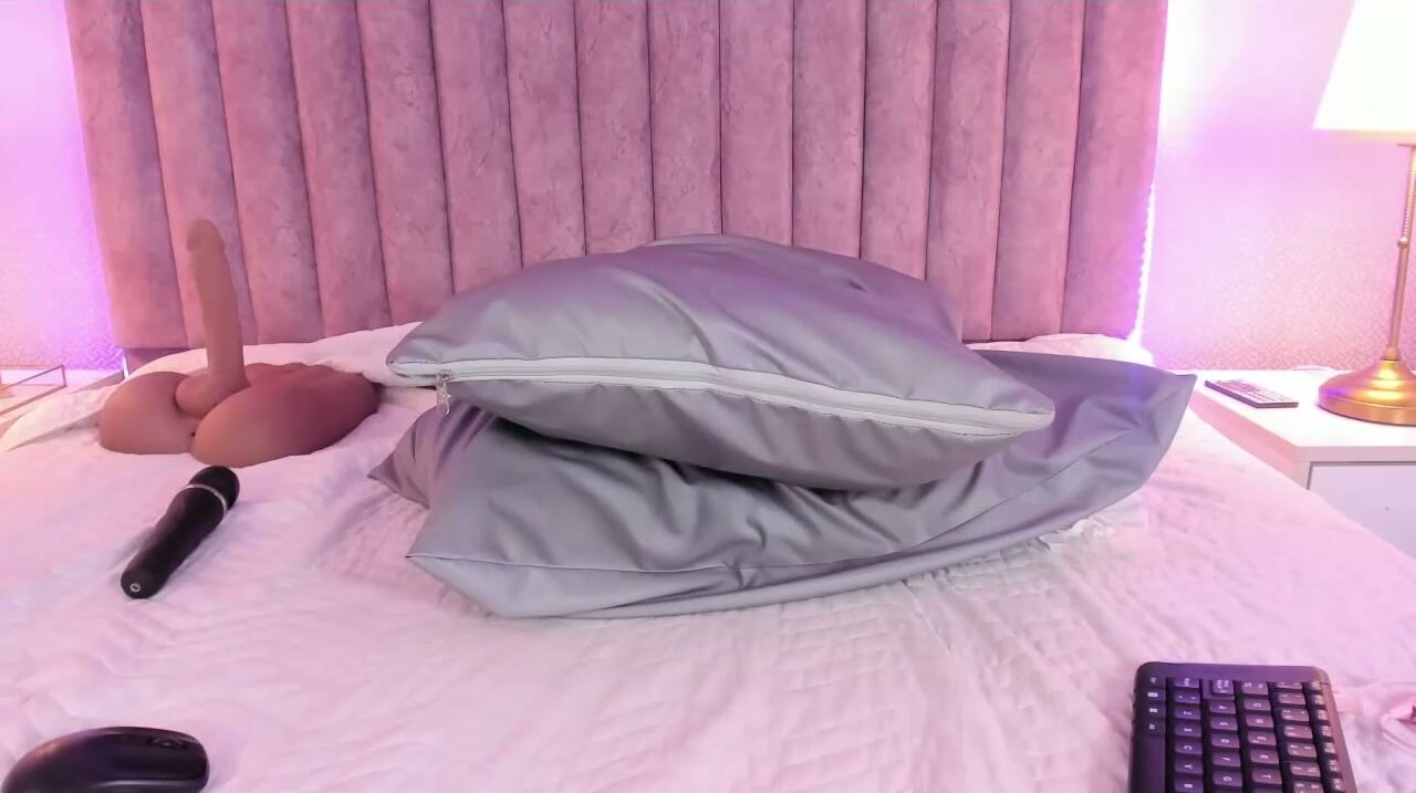Shayladavis posing on webcam porn cam