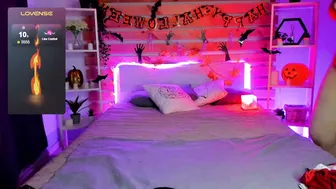 lauraellinss posing on cam (10-31-2025)