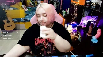 Softie_sofy stream posing on webcam