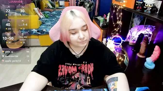 Softie_sofy stream posing on webcam