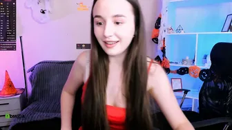 leslie_bird on webcam - (11/04/2025)