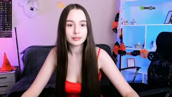 leslie_bird on webcam - (11/04/2025)
