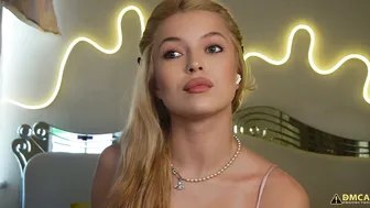 Kelly_peachpiee blonde posing on cam