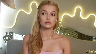 Kelly_peachpiee blonde posing on cam