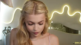 Kelly_peachpiee blonde posing on cam