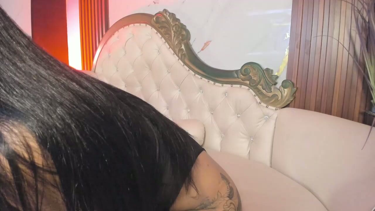 coraliebronson posing on webcam - 09-Nov-2025