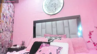 Nicole_rosales posing on webcam 09 November 2025