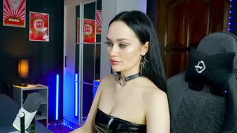 Queenaliss posing on webcam 11-10-2025