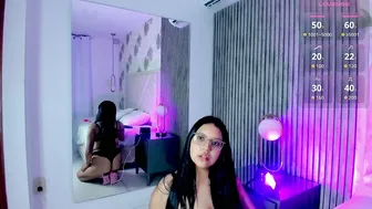 chloe_joness1 posing on cam 11/11/2025