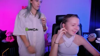 gloria_bubble posing on webcam 11-Nov-25