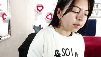 karolineburnx video posing on webcam