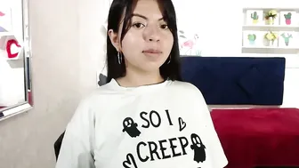 karolineburnx video posing on webcam
