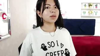 karolineburnx video posing on webcam