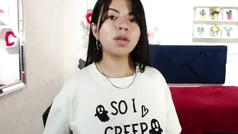 karolineburnx video posing on webcam