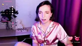 Kindhazelhere_ (11-11-2025) cam chat