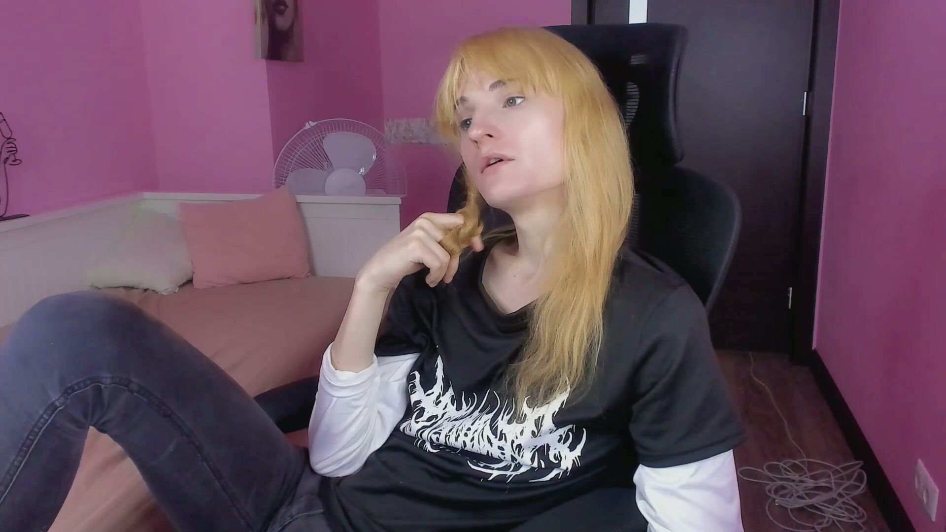 frankie_reese posing on webcam 13 November 2025