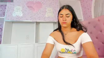 noah_soul_ petite posing on cam