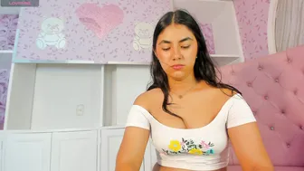 noah_soul_ petite posing on cam