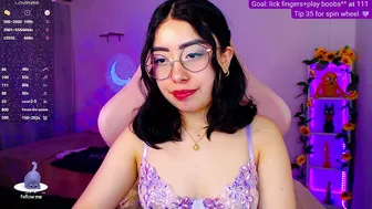 iamveroo posing on cam 11-14-2025