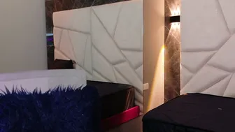 Pettymoon 18 posing on webcam