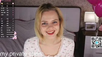 anika_heir blonde on webcam
