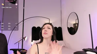ariana_fitl lovense posing on cam