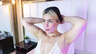 Lia_jonesss posing on webcam nude