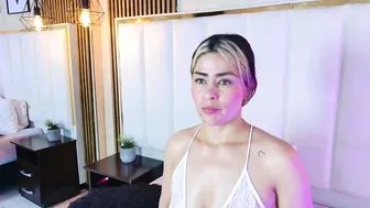 Lia_jonesss posing on webcam nude