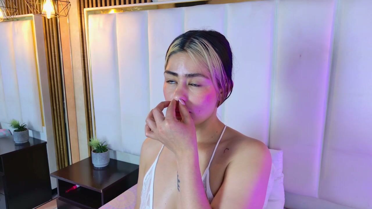 Lia_jonesss posing on webcam nude