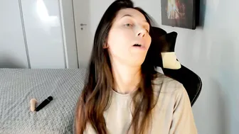 addavalery natural nude on cam