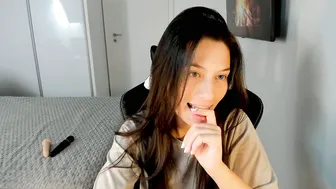 addavalery natural nude on cam
