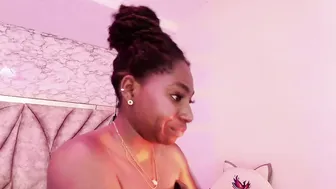 queen_perla_ video cam (11/21/2025)