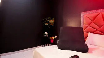 Mia_milff sex video posing on webcam