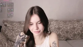 let_me_seee 18 naked on cam