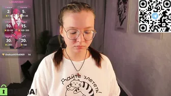 noora_moore nonude posing on cam