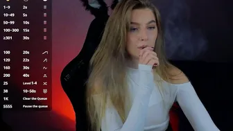 Saillise skinny posing on cam