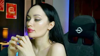 Queenaliss posing on webcam 26-Nov-25
