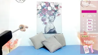 Lucyy_liiu posing on cam 11-26-2025