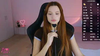 Cuteariel7 posing on cam 26-Nov-2025