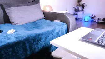 Mylegsonheels posing on webcam (11/28/2025)
