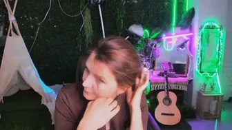 nicolehits webcam (11/28/2025)