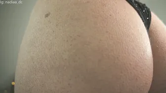 Nadia_conner on webcam (11/28/2025)