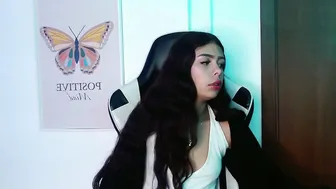 nova_ross on webcam 11/30/2025
