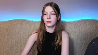 Lovirss posing on cam 29 May 2025