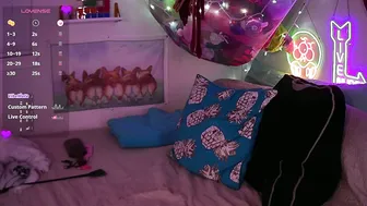 opalreigning 12-01-2025 on webcam
