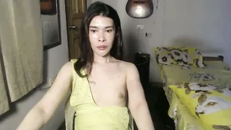 Sk1nnylegend wifematerial posing on cam