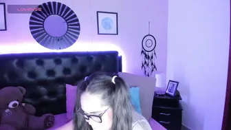 _oliviajoness posing on cam (12-02-2025)